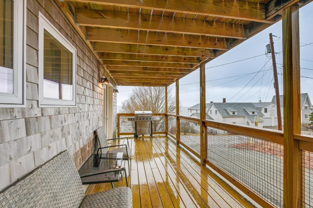 Cozy Maine Getaway Covered Deck, Walk to Beach!